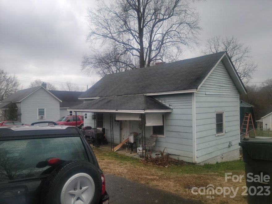 Unlock $50K+ Profit in a Great Neighborhood! Discover an exciting investment opportunity in a thriving neighborhood less than an hour from downtown Charlotte. This property presents an ideal prospect for investors seeking a strategic location and significant room for improvement.