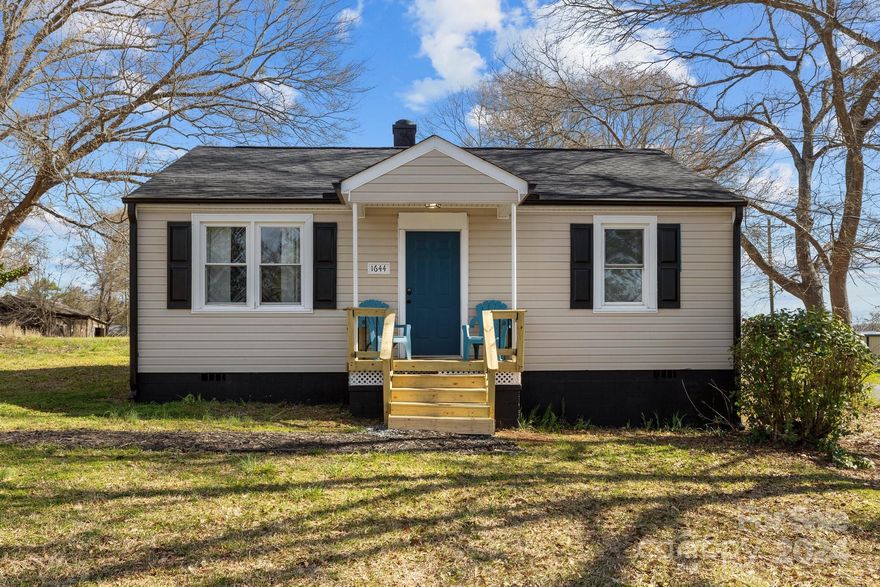 Welcome to this charming Rock Hill bungalow situated conveniently off McConnells Highway, offering easy access to Winthrop University and downtown Rock Hill. Nestled on a quarter-acre corner lot, this home features two bedrooms, a recently renovated full bathroom, and a living room with hardwood floors. The kitchen boasts new LVP flooring, and there is a utility room with a washer and dryer hookups adjacent to the kitchen.
New HVAC in 2022 and new roof in 2023.