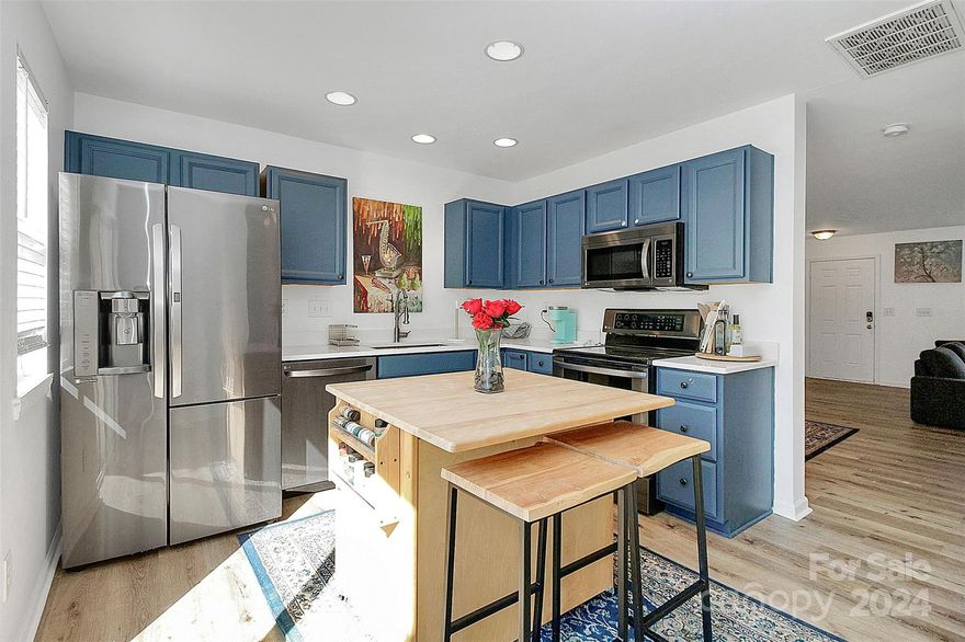 BRAND NEW FLOORING THROUGHOUT! Motivated seller! Just a few minutes from 77 -> 485. You can be in Uptown in 20 minutes or enjoy everything South Charlotte has to offer in 10-15 minutes! The kitchen has been beautifully updated by the current owner. You’ll love cooking with new appliances and tons of natural light not to mention recessed lighting when you need it. HVAC and hot water heater have been replaced within the past few years. Roof was replaced by HOA in 2022. You won’t want to miss this charming townhouse. Schedule your showing today!