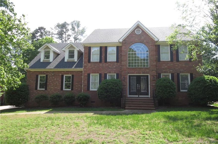 Wonderful home in desirable Huntington Subdivision.  2 story Foyer.  Formal Dining Room.  Inviting updated kitchen w/new granite counter-top.  Fireplace in Great Room.  Spacious Master Suite w/vaulted ceiling & sitting room.  Master bath w/vaulted ceiling, dual sinks, separate shower/Jacuzzi tub.  2 additional spacious bedrooms, large bonus room, deck, screened in porch, 2 car attached garage, over 2900 sq ft!  Fenced backyard.  Close to hospital, shopping, & dining. Check it out today!