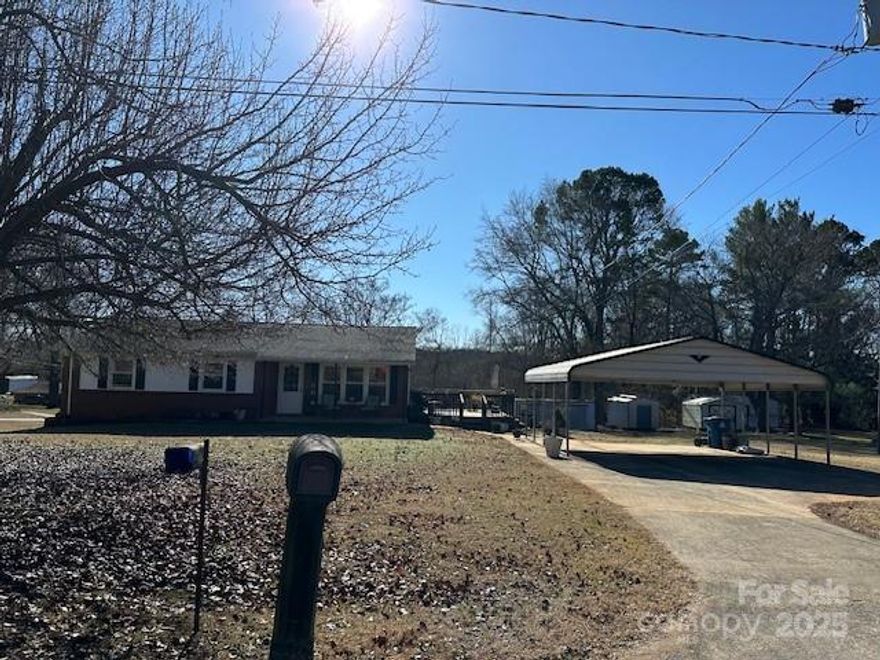 3 BR, 1 1/2 BATHS KITCHEN/DINING ROOM ON MAIN FLOOR W/LIVING AREA, BATH , BEDROOM, LAUNDRY AREA & STORAGE IN BASEMENT
HOUSE IS LOCATED NEAR SHELBY AND CLOSE TO 74 HIGHWAY.
THERE HAS BEEN WATER DAMAGE ON THE BASEMENT WALL AND IT HAS BEEN FIXED BUT THE WALL HAS NOT BEEN.FIXED.
 24 HOUR NOTICE FOR SHOWINGS.