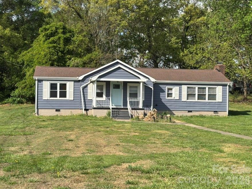 Great first home or investment property with easy access to all Belmont offers. 5 minutes to Lake Wylie access; 5 minutes to the heart of Belmont. Open kitchen/living area great for entertaining. Enclosed back porch leads to back yard with two storage buildings.