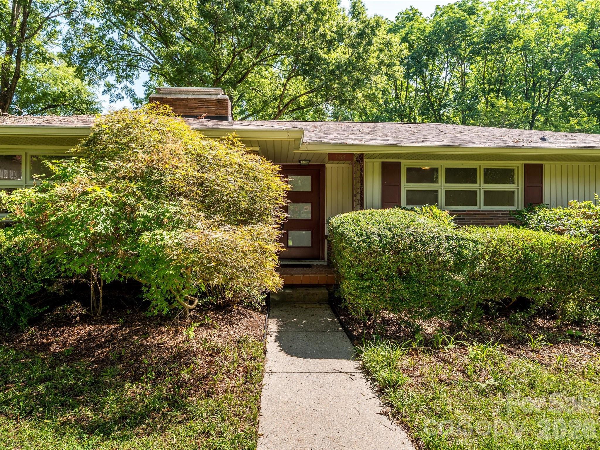 688 Grandview Drive NE
