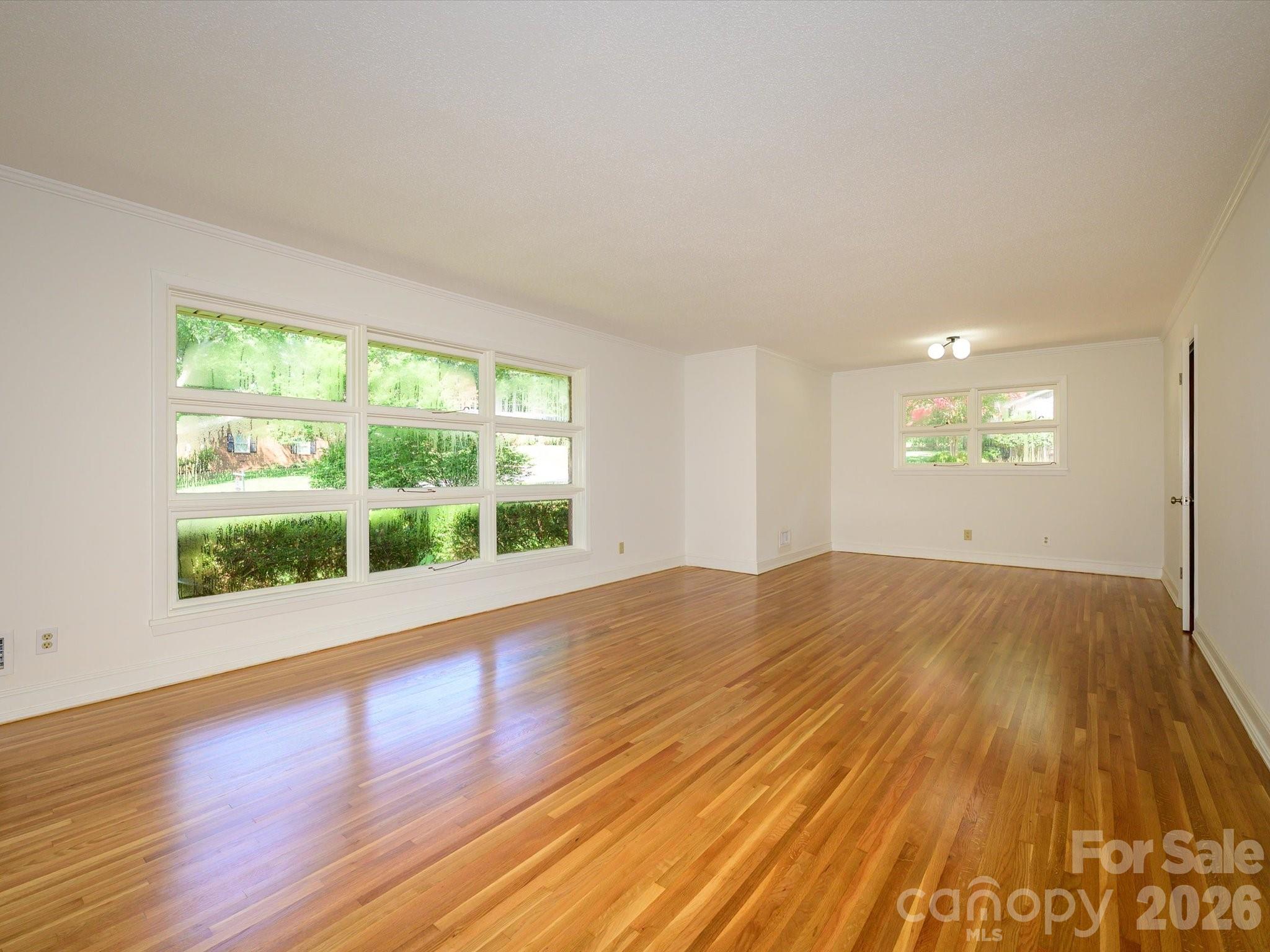 688 Grandview Drive NE