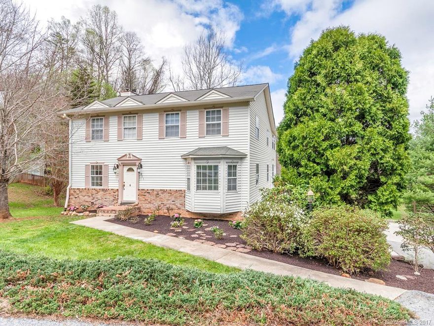 This conveniently located home sits in a cul-de-sac in Hidden Valley Farms.  Over 3000 square feet of living space in this popular neighborhood.  Appolo geothermal heating system installed for efficient heating & cooling.  Come put your personal touches on this lovely home.