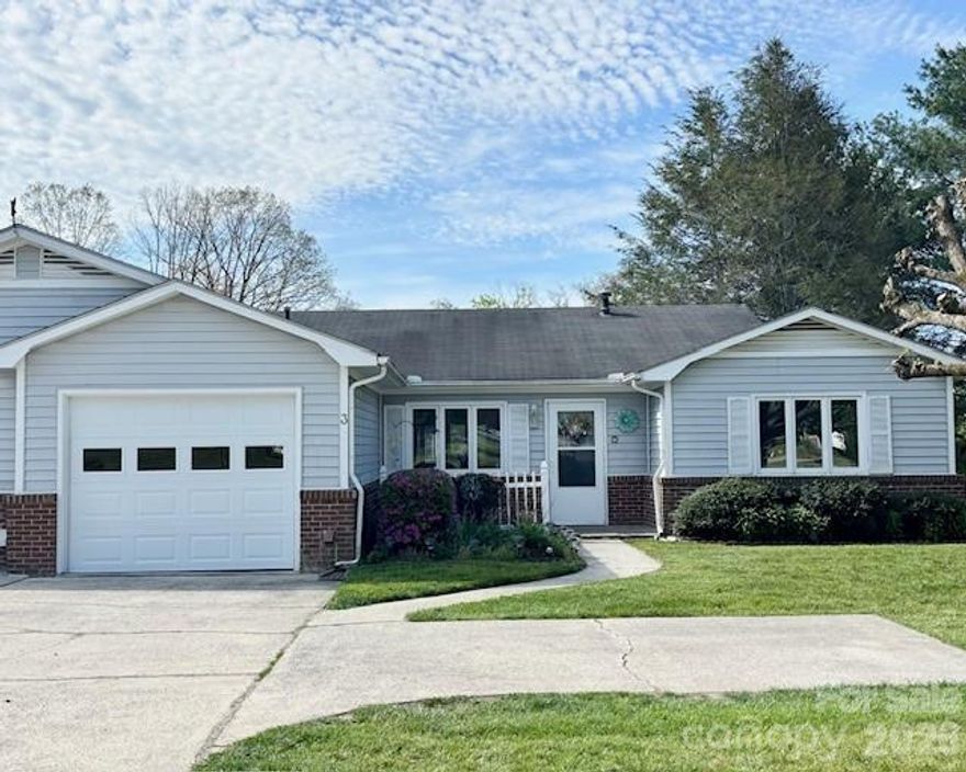 Desirable Blue Ridge Villas, 55+ Neighborhood. Offers one level, open 2BR/2BA floor plan. Spacious kitchen w/breakfast area, great room, formal dining area, primary bath w/walk-in shower, sunroom, screened porch, 1-car garage.  Lawn maintenance provided HOA.  Convenient to downtown!