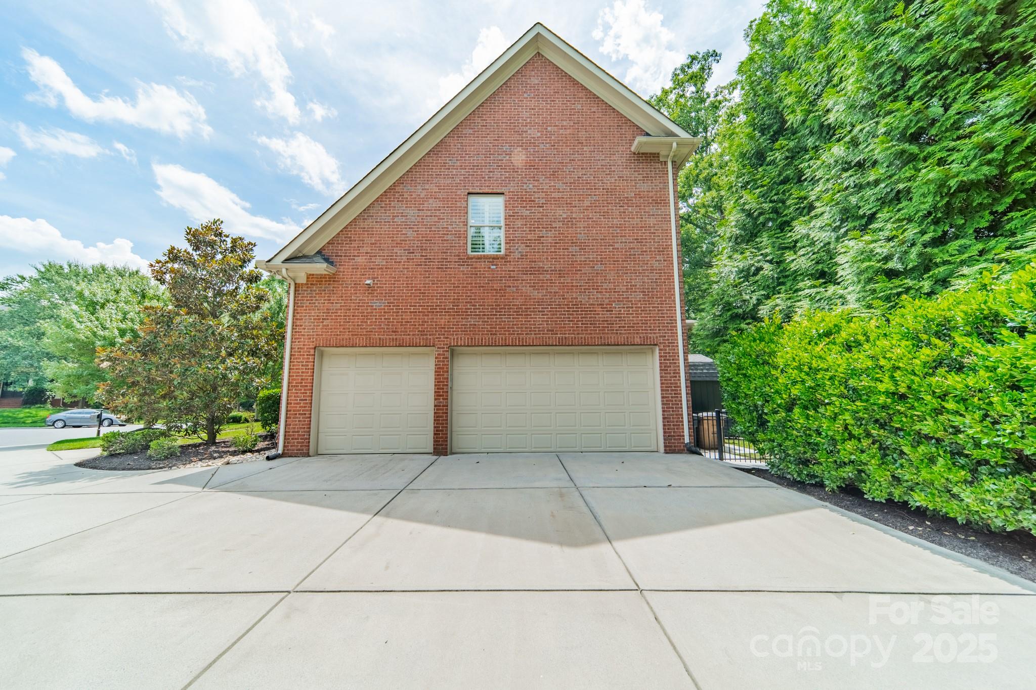 2004 Viscount Drive