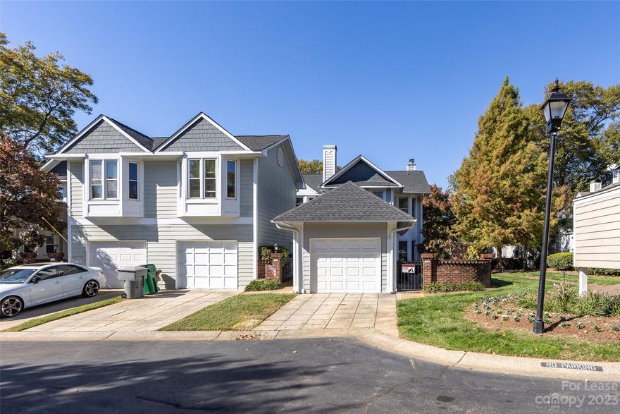 Great Third Ward location walkable to all of uptown.  Great roommate situation with split bedrooms and all bedrooms have access to a full bath.  Fresh paint, one car garage (on street parking as well) two private courtyards, granite countertops, hardwoods down.
