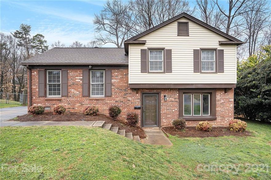 This Charlotte split-level home offers a patio. This home is vacant and cleaned regularly.