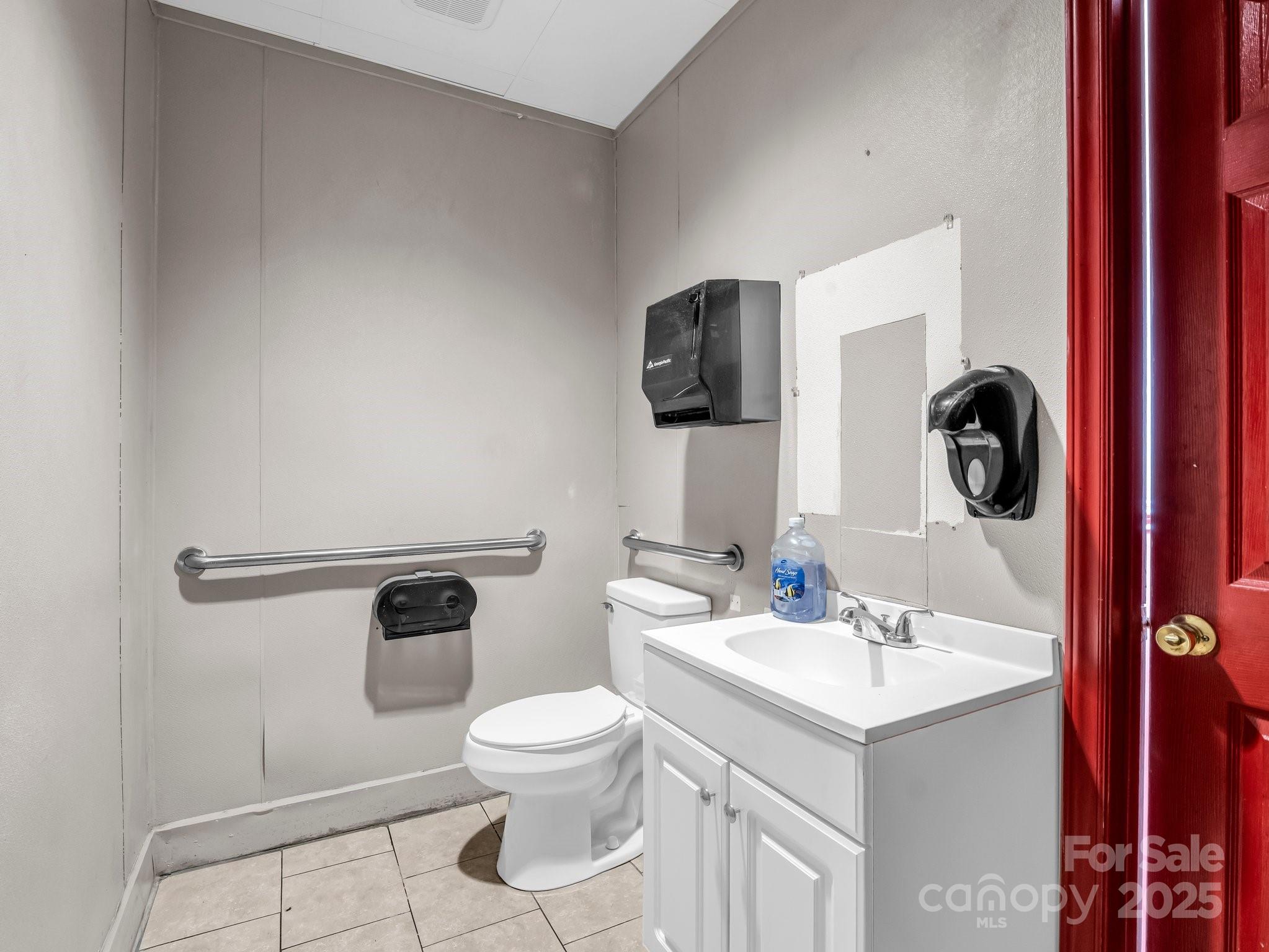 Main image without alt text