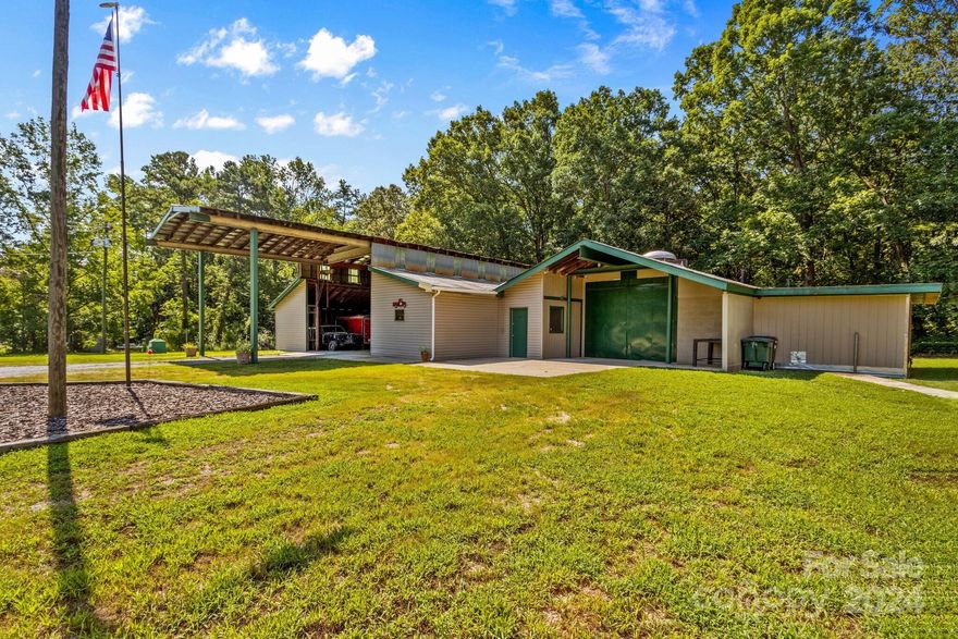 Ample Workspace at an Excellent Value! Just moments from I-85 and neighboring business hubs, this versatile building provides office, warehouse, garage, workshop, paint booth, storage, and more. Unleash your creativity and envision your ideal business space! Well-maintained with high ceilings in the warehouse area, ideal for lift trucks. Perfectly suited for automotive, signage, maintenance, and beyond. A must-see opportunity!