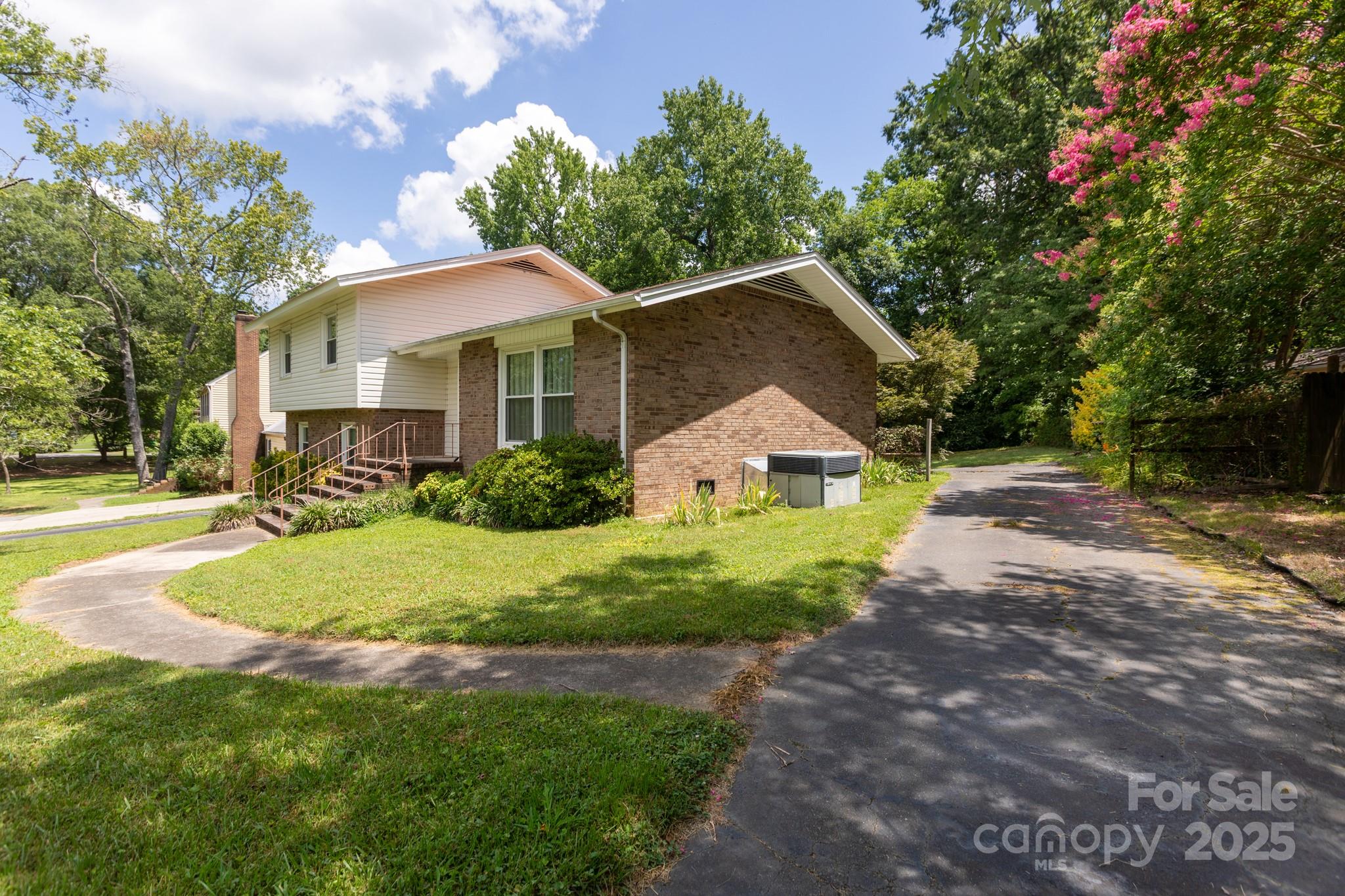 1533 Bonnie Lane