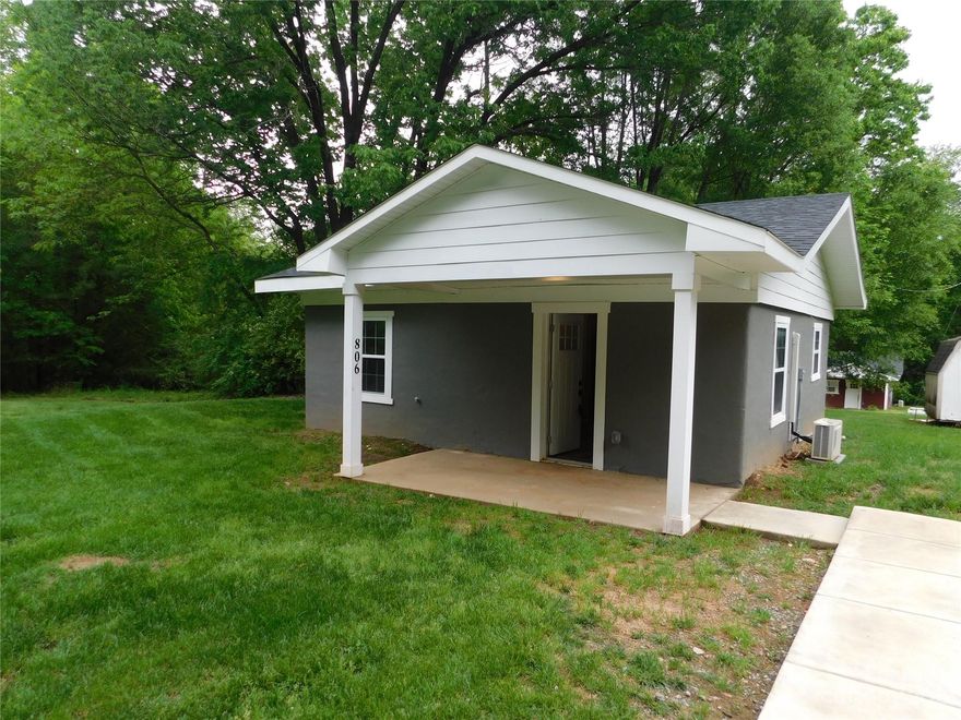 Newly Renovated 2 bed 1 bath cottage with Granite counter tops, stainless steel appliances and More. this home is at the end of a dead end street and has a huge yard. Great place for a dog or 2 !