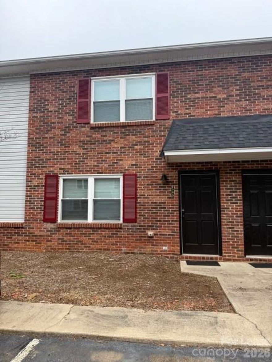 GREAT LOCATION!!!  This lovely 2 BR 1.5 BA townhome is located near Springs Rd and McDonald Parkway.  When you enter this beautiful home you will find a spacious living space that leads into the kitchen.  The kitchen is roomy with a dining space and laundry closet for you convenience.  Off the kitchen is a back patio.  Upstairs you will find 2 large bedrooms with spacious closets.  Full bath in the hallway with a private door to the master.  This unit is close to shopping and dining.  You must see to appreciate the space.