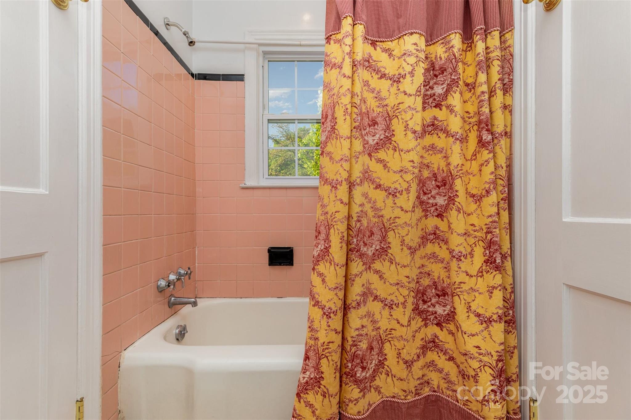 Charlotte, North Carolina 28211, United States, 5 Bedrooms Bedrooms, ,4 BathroomsBathrooms,Residential,Active,112546