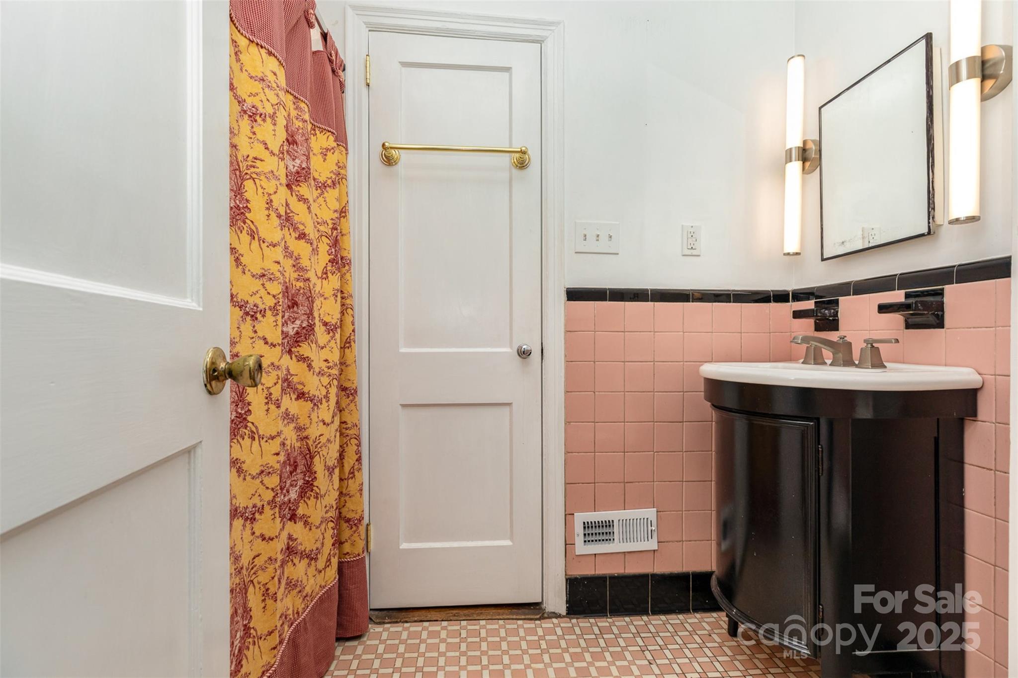 Charlotte, North Carolina 28211, United States, 5 Bedrooms Bedrooms, ,4 BathroomsBathrooms,Residential,Active,112546