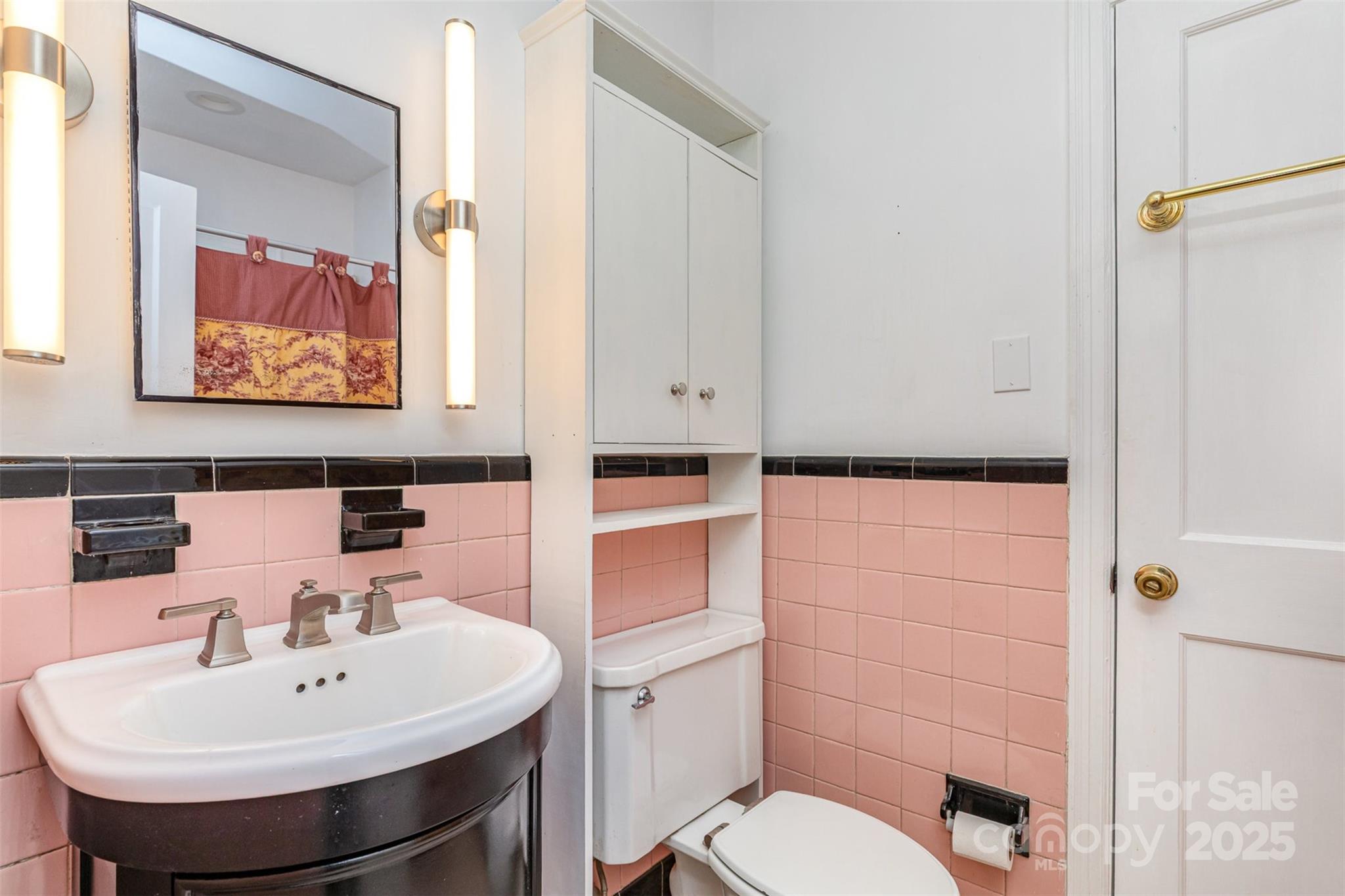 Charlotte, North Carolina 28211, United States, 5 Bedrooms Bedrooms, ,4 BathroomsBathrooms,Residential,Active,112546