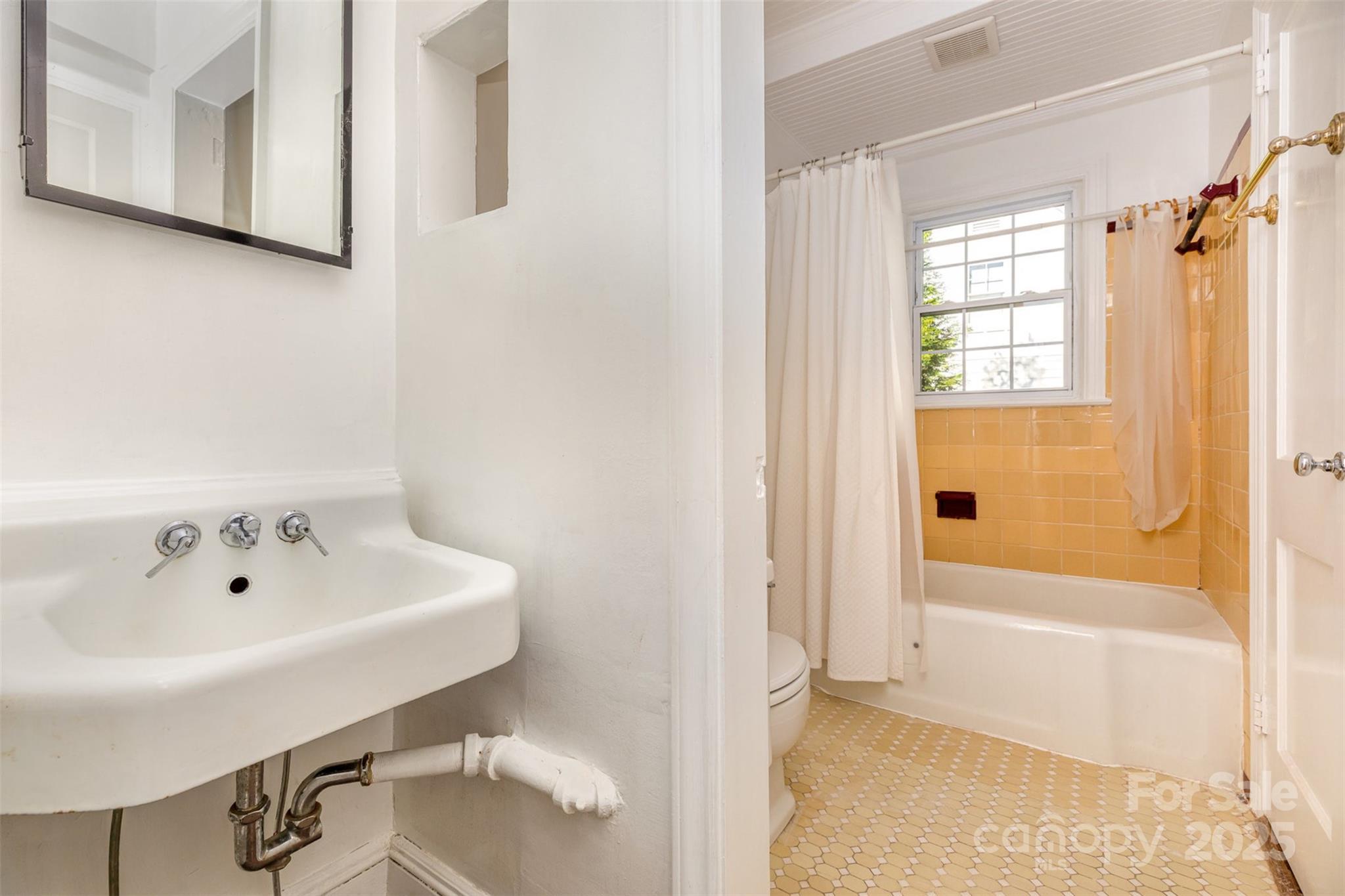 Charlotte, North Carolina 28211, United States, 5 Bedrooms Bedrooms, ,4 BathroomsBathrooms,Residential,Active,112546