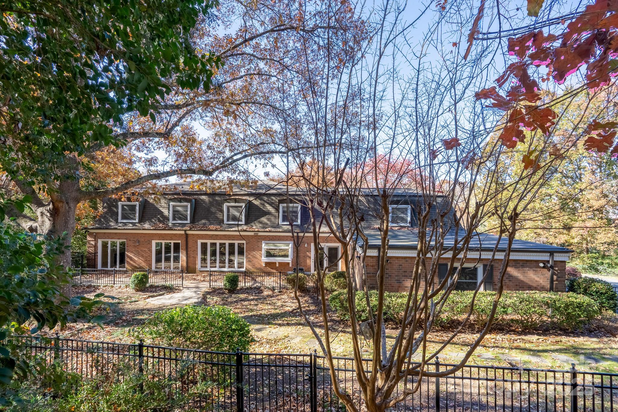 758 Williamsburg Drive NE