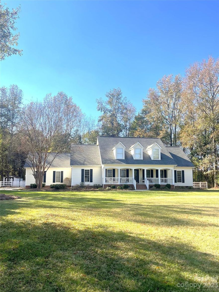 Great house, great neighborhood. 4 bd/3ba on a level, well landscaped, 1 acre lot. Gas fireplace, tremendous rec room, spacious rooms, and formal dining room. Rocking chair front porch, large rear deck, fenced back yard, attached double car garage. A truly impressive property located between York and Rock Hill.