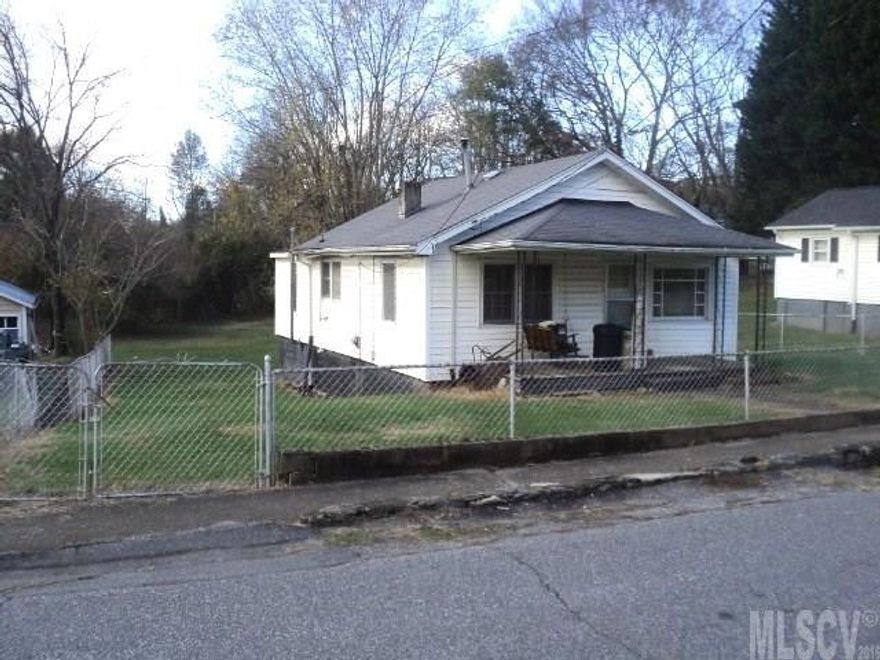 Bungalow in convenient location. Nice backyard. Great investment opportunity.