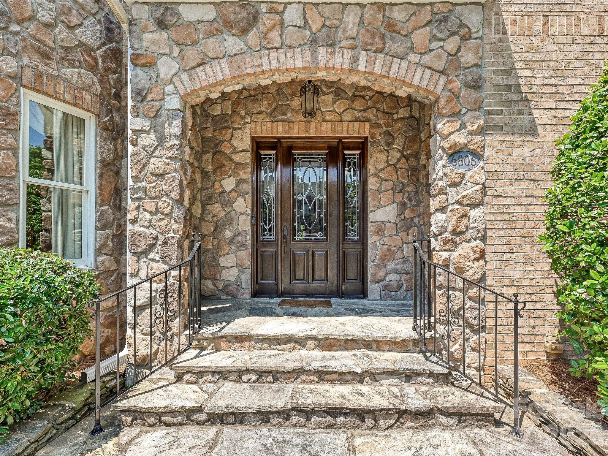 6806 Larrisa Court