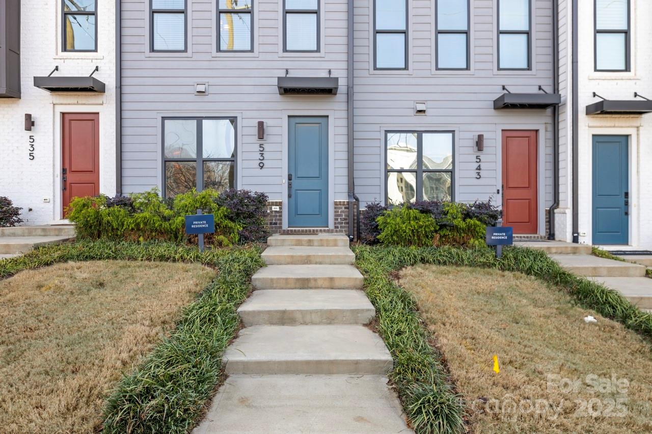 539 W Tremont Avenue