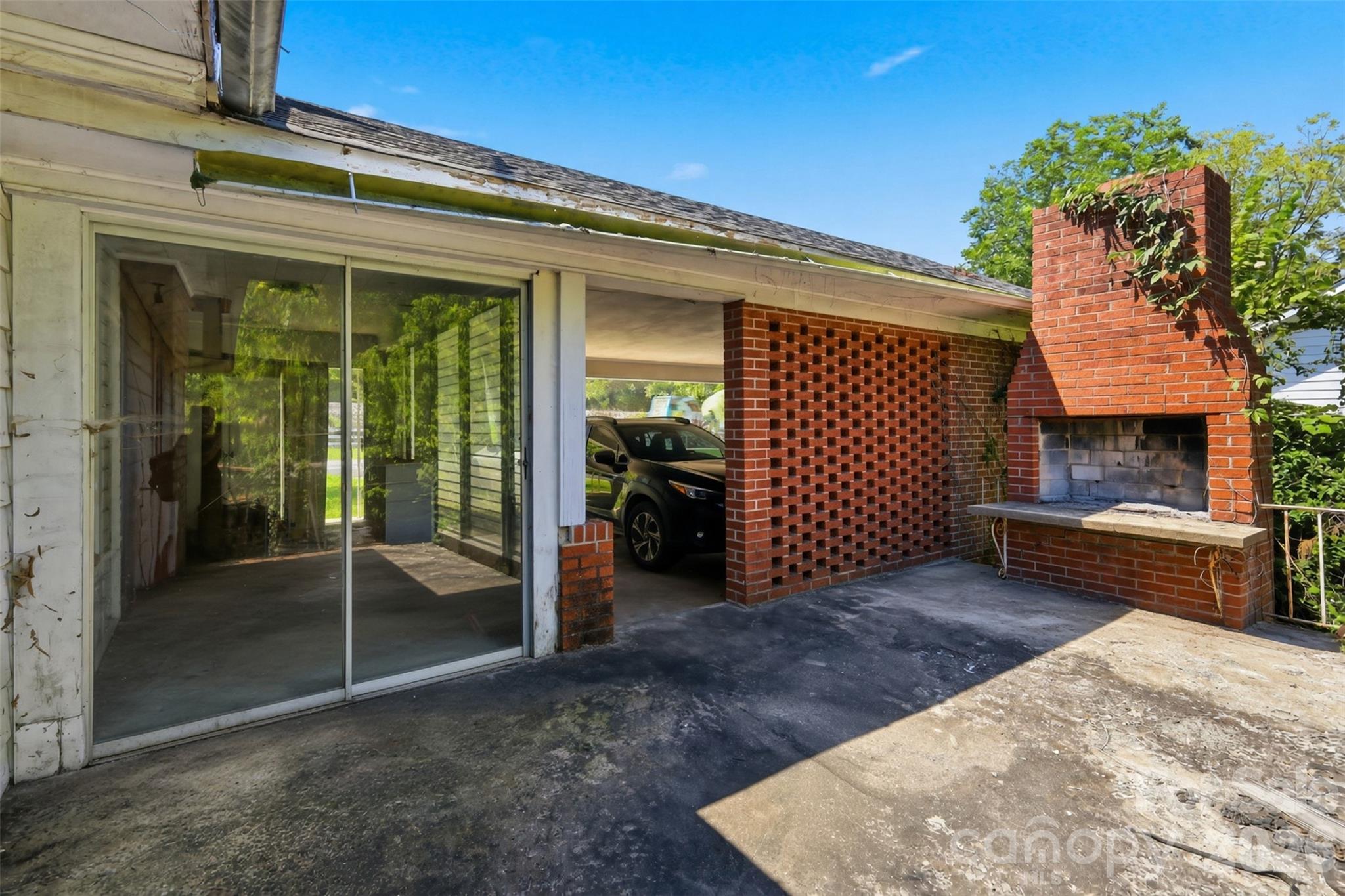 512 1st Street W