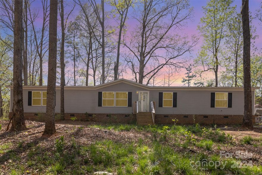 Charming 5-Bedroom Retreat in Hickory Grove, SC! Recently reduced, this spacious home offers serene living on over 1 acre, just 45 minutes from Uptown Charlotte. Don't miss out on this perfect blend of convenience and tranquility! Schedule a tour today!