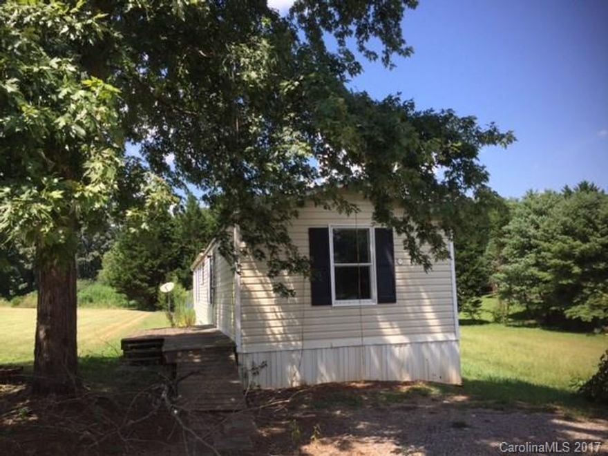 Well priced 2 bedroom, 2 bath singlewide home on large lot!! BRING OFFERS!!