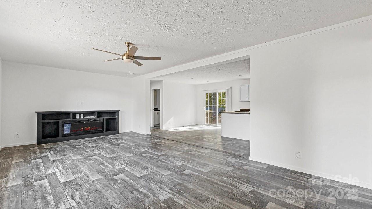 125 Apple Tree Lane 15-16