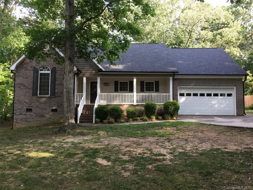 Rocking chair porch. Lg, open grtrm w/vaulted ceiling, recessed lights, fp w/gas logs & natural light from windows. Kit w/concrete counters, tons of cabinets, 2 lazy Susans, deep sinks, bar counter for entertaining, bar stools convey. Master suite w/tray ceiling, recessed lights, xlg walk-in closet, garden tub, 2 vanities, sep shower. Laminate floors. Antique style vanities & tile in baths. Split bdrm plan. Bed 2&3 ceiling fans. Roof & gutters 2017. Patio, privacy fence, swingset. Home warranty.