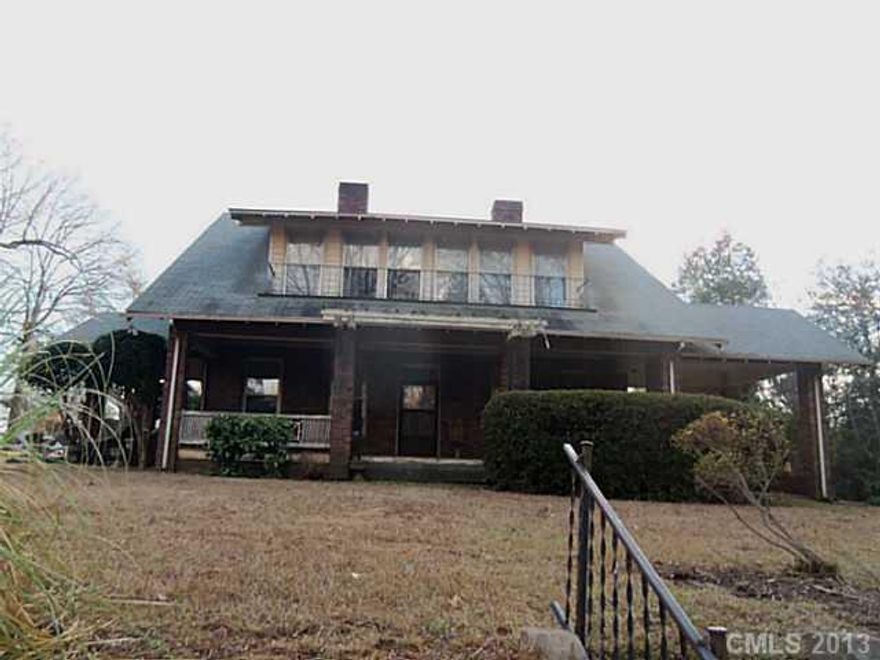 BEAUTIFUL OLD HOME SITTING ON THE HILL OVERLOOKING NEIGHBORHOOD. SORING CEILINGS LARGE ROOMS, HARDWOOD FLOORS ANTIQUE LIGHT FIXTURES, A RESTORATOR DREAM. HOUSE NEEDS WORK ESPECIALLY KITCHEN AREA, PROPERTY RUNS TO THE CREEK ON SPRATT AND ALSO HAS AN 1800 SQ FT DUPLEX BEHIND MAIN HOUSE THAT IS CURRENTLY RENTED. INCOME PROPERTY WHILE YOU RENOVATE YOUR DREAM. MUST HAVE 24 HOUR NOTICE TO SEE DUPLEX.