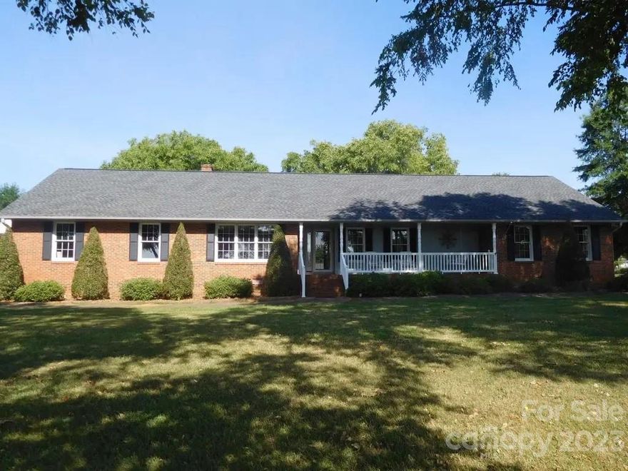 Exectuive Retreat - quietly nestled on a beautiful hilltop overlooking Cherokee National & Recreational Golf Club. Landscaped to perfection and just a golf cart ride away from the Golf Course & Pool. Over 3200 sq.ft. 4BR/3.5BA. Formal living & dining rooms, fireplace, built-ins, sunroom, dbl attached garage and a 20x24 detached carport that is perfect for hosting thouse summer parties & family gatherings. This home has been very well cared for & maintained.