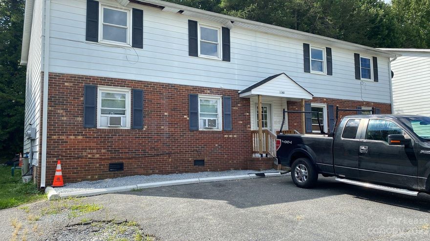 Newly remodeled 2 bedroom 1 bath.   Water, sewer and garbage included.