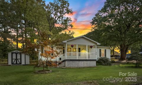 Photo of 515 Willow Street, Lincolnton, NC 28092 (MLS # 4310002)