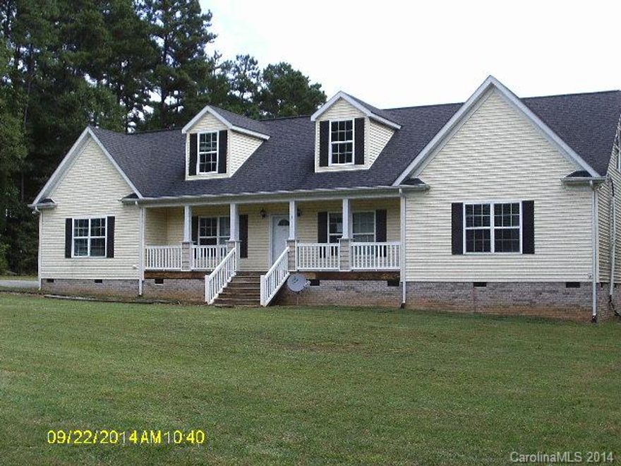 Nice 3BR, 2BA Modular home in Clover. Extra large Bonus area. Fresh paint and carpet. Shared drive.