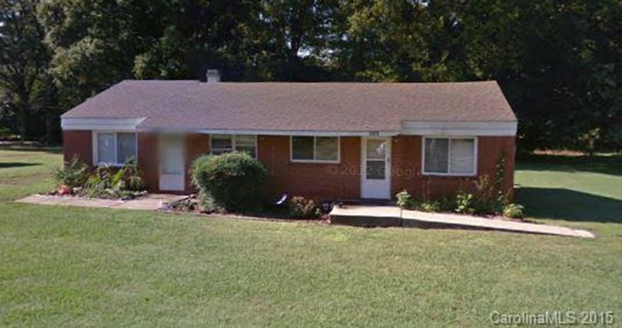 This property has 2 bedrooms and 1 bathroom. Huge grass yards surround the property, great for enjoying outdoor activities. Easy access to Tyvola Road and Billy Graham Parkway!