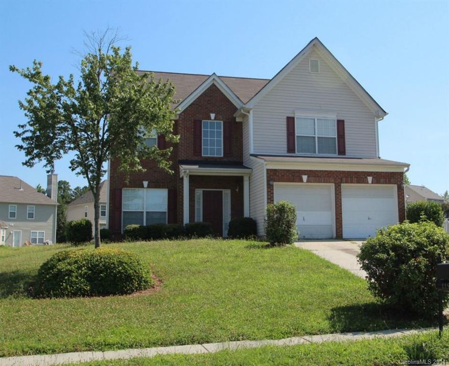 This 4 bedroom 2 1/2 bath home is located in Catawba River Plantation and located on almost a 1/4 of an acre. Formal dining, great room with gas fireplace, master with vaulted ceilings, dual vanities and a separate tub and shower.