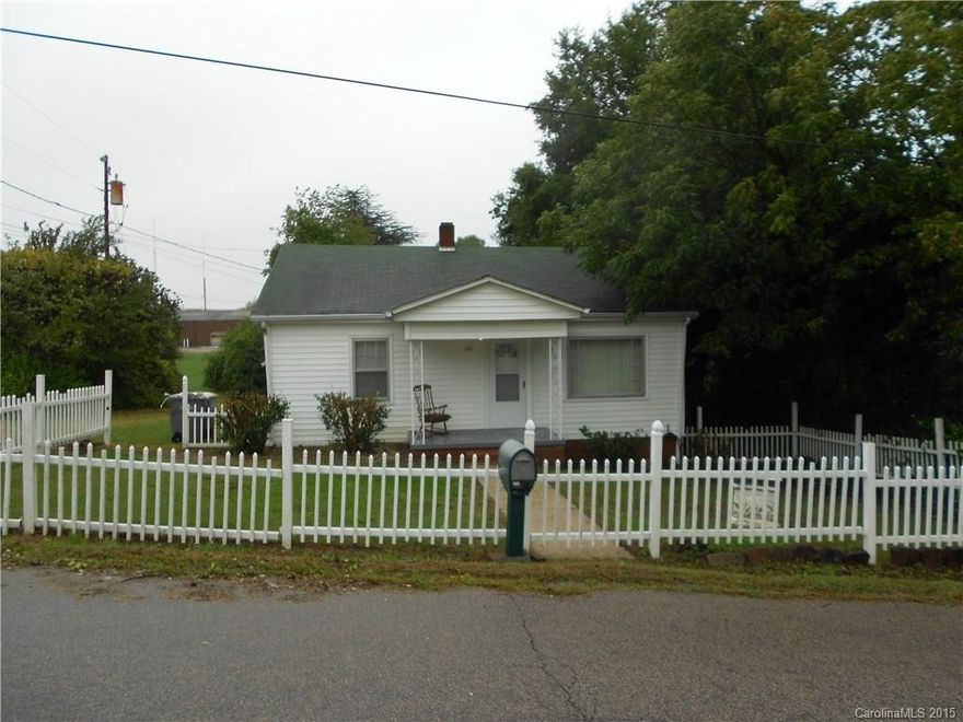 COZY RANCH IN GOOD LOCATION, 2 BEDROOMS, 1 BATH, LARGE EAT IN KITCHEN, LIVING ROOM,
DETACHED GARAGE/ CENTRAL HEAT AND AIR/ PREFER NO PETS/NON SMOKING INSIDE/ ONE YEAR LEASE/TENANT CREDIT APPLICATION REQUIRED