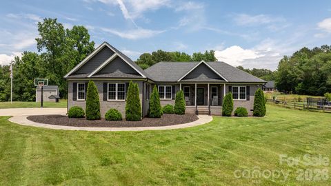Photo of 1100 Rainbow Drive, Mount Holly, NC 28120 (MLS # 4388731)