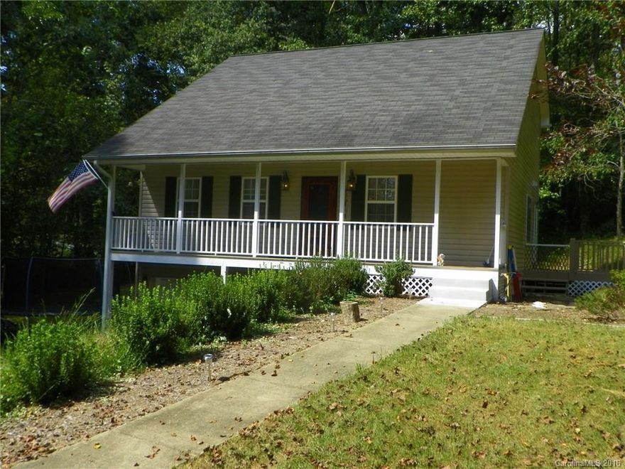 A open floor plan the 29’X16’ great room has hardwood floors and a gas FP. Open Kitchen with a wood breakfast bar and has a nice side deck off of it. Master on main or upstairs. Laundry closet on main. 2 Bedrooms and a Jack & Jill Bath with a jet tub upstairs. All 3 bedrooms with ceiling fans and walk in closets! The lower level has a 18X27 family/rec room with a gas log fireplace, half bath and wet bar. Would make a great room for  home school!