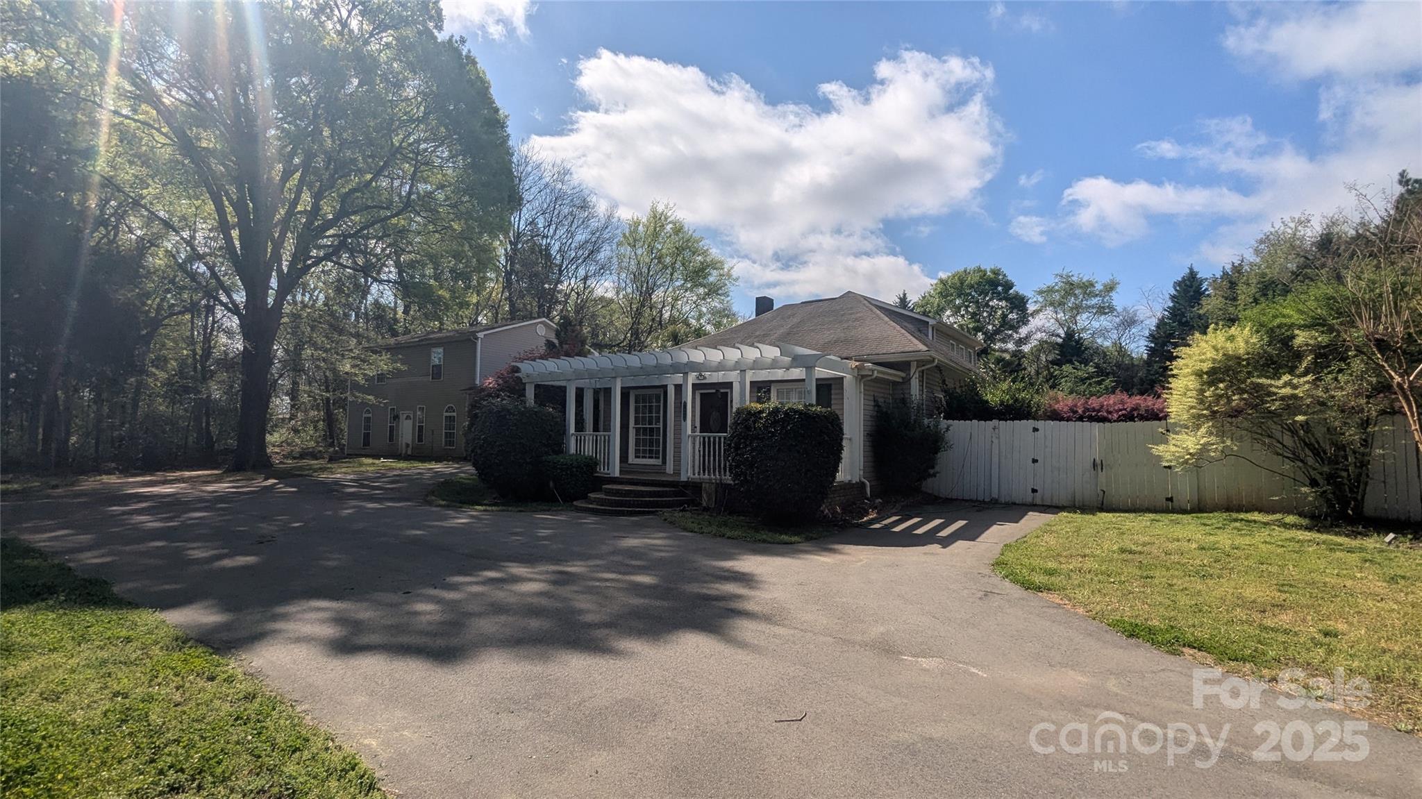 1404 Oakdale Road