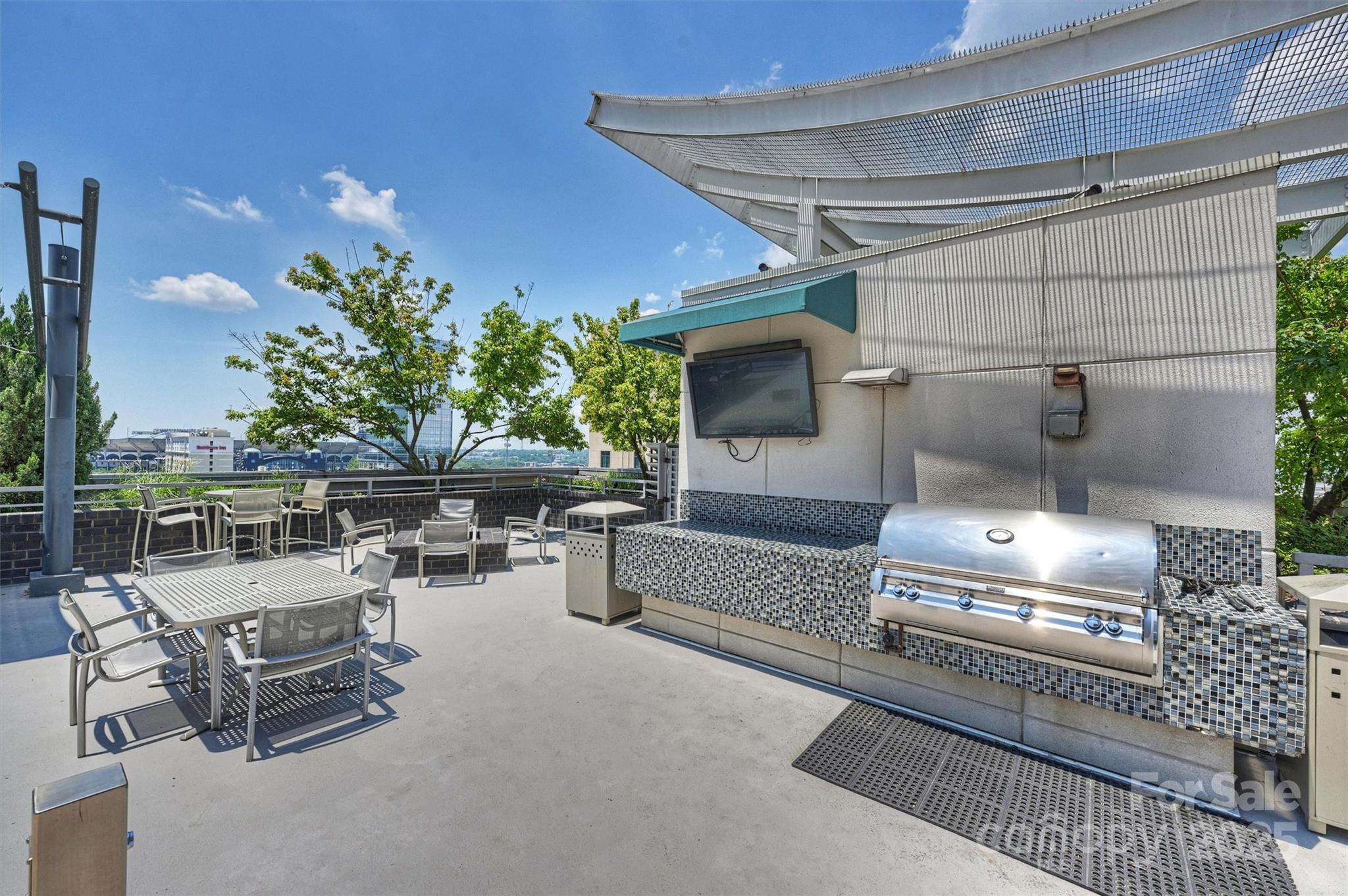333 W Trade Street 810