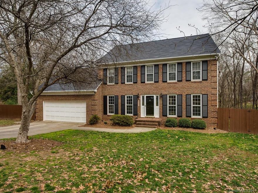 Private 1+ acre wooded setting, great location just minutes from Southpark & short commute uptown.  Large, all Brick, spacious screened porch, owners BR and bath renovated , newer roof and HVAC,  fresh interior paint, new microwave.  hardwood floors, new carpet, BR 4 used as bonus, large kitchen with tons of storage. Very well maintained. Floodplain runs thru a small section of back yard, no flood insurance required.