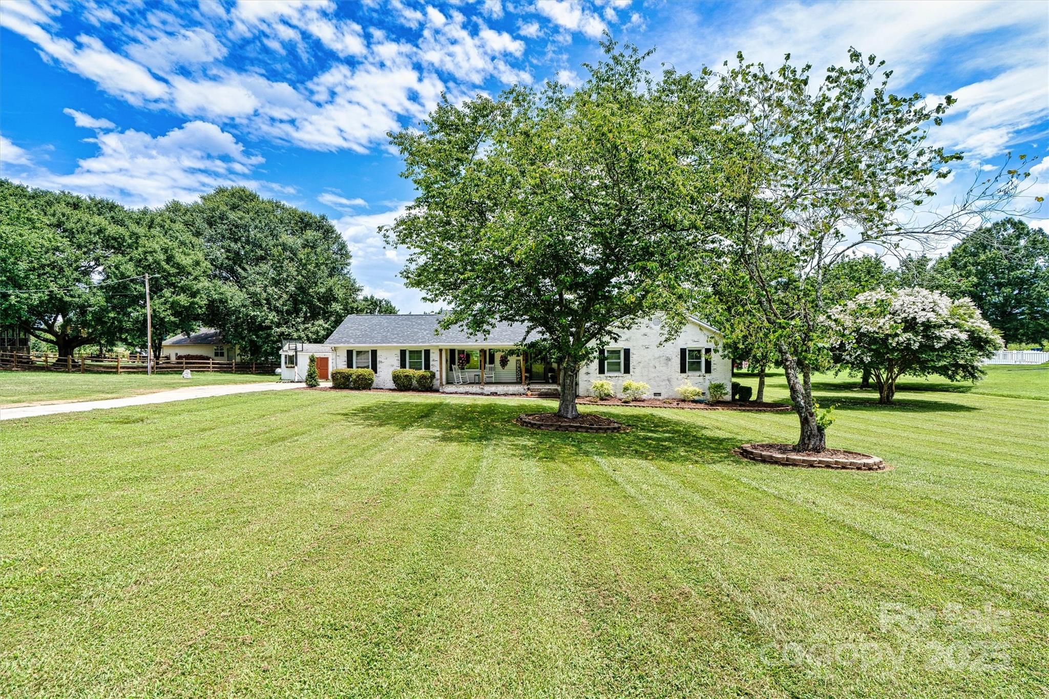 978 La Forest Lane