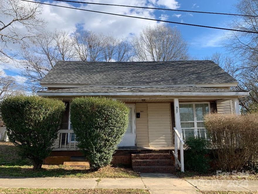 Are you Looking for a home that is still within budget look no further. Home perfect for family or investor looking to add to portfolio.  
This 2 bed plus bonus /1 bath home with large yard is move in ready. 
Close to hwy 74 and downtown Monroe where both have dinning, shops and entertainment.