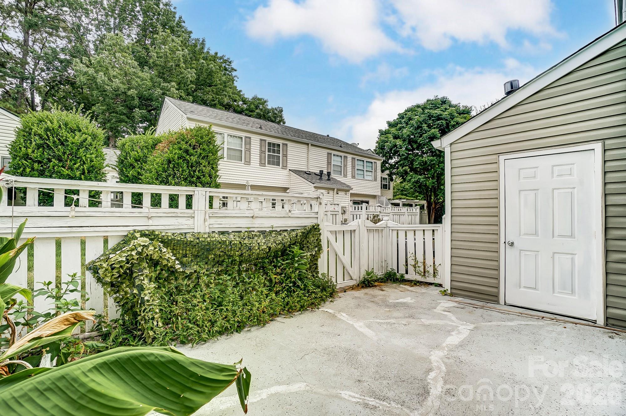 FALCONBRIDGE - Residential