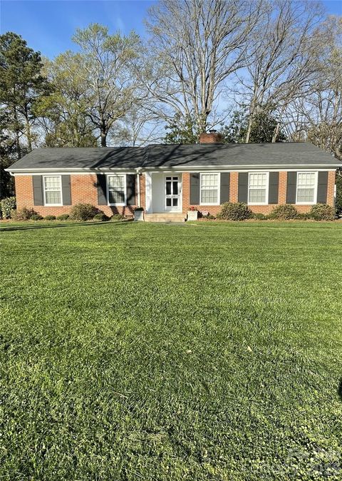 Photo of 3226 Pendleton Avenue, Charlotte, NC 28210 (MLS # 4359306)