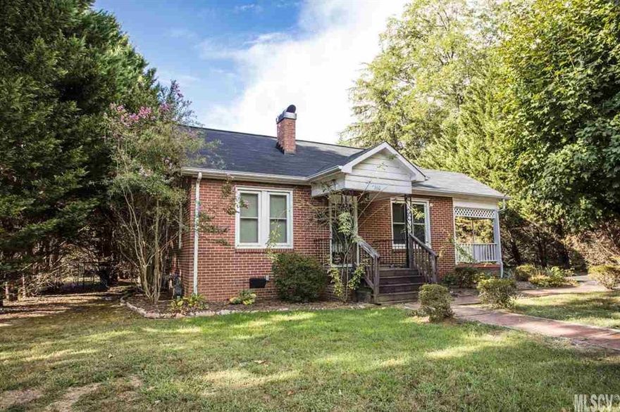 Great location in Viewmont! Close to downtown, shopping, dining and Lenoir Rhyne University! One level living with low maintenance hardwoods and tile floors. Fenced backyard is surrounded by trees, offering quiet privacy.